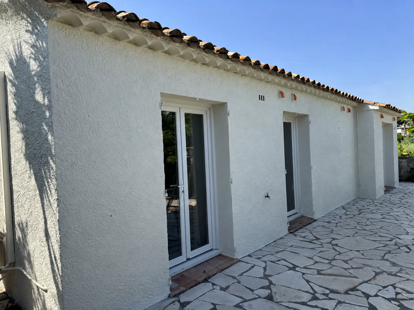 Façade extérieure rénovée avec une finition blanche