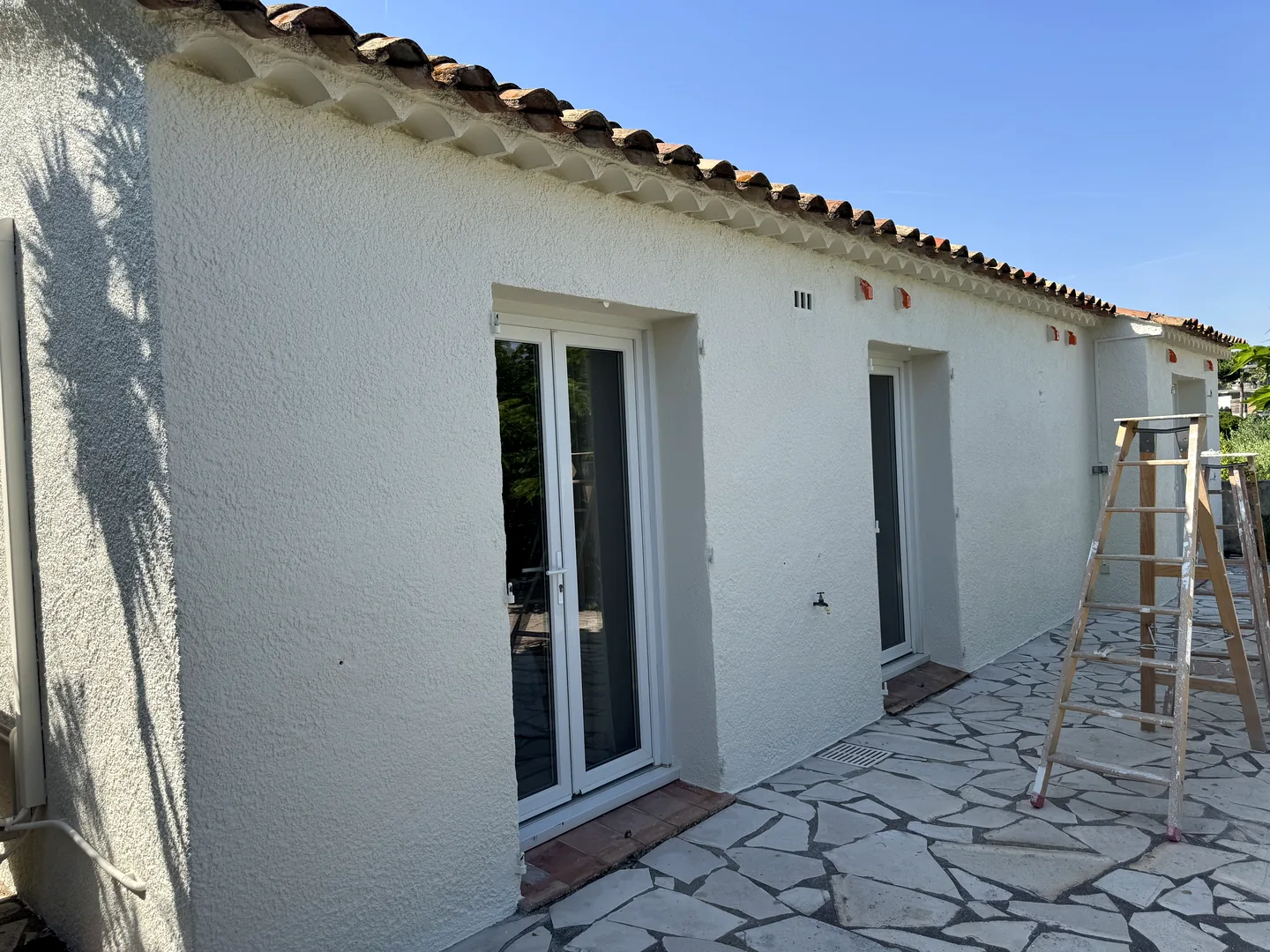 Façade extérieure rénovée avec une finition blanche
