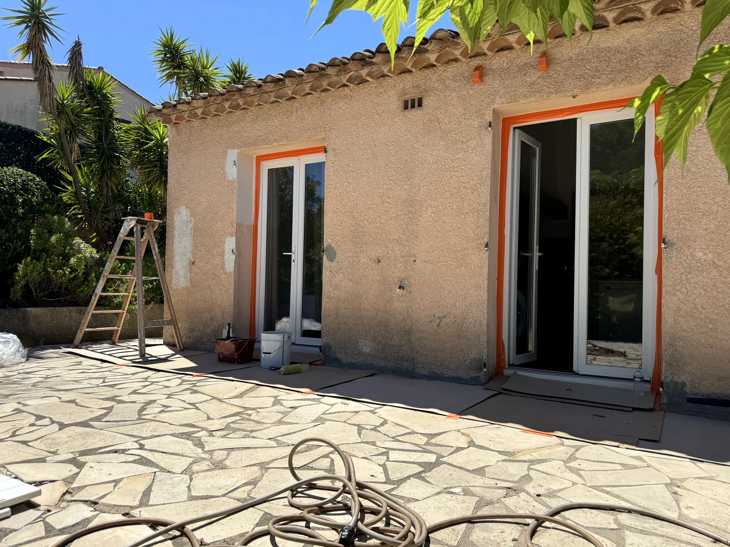 Préparation d’une façade extérieure avec protection des ouvertures