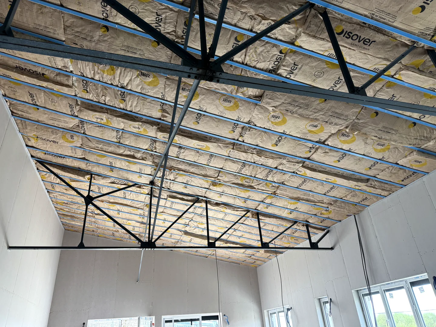 Ossature métallique et isolation d’un plafond en cours de réalisation