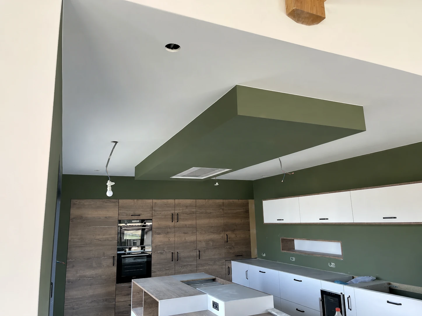 Plafond peint et finitions intérieures dans une cuisine rénovée