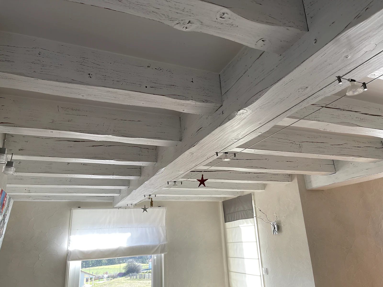 Détail d’un plafond en bois avec finition cérusée claire